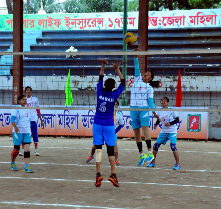 A view of the quarter-final match of the Popular Life Insurance Inter-District Women's Volleyball Competition between Pabna District team and Narail District team at Nur Hossain National Volleyball Stadium on Wednesday.