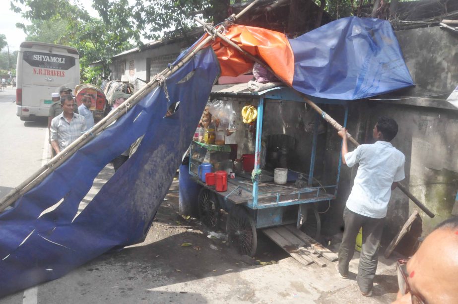 CCC mobile court evicting illegal constructions from footpaths in the Port City on Monday.