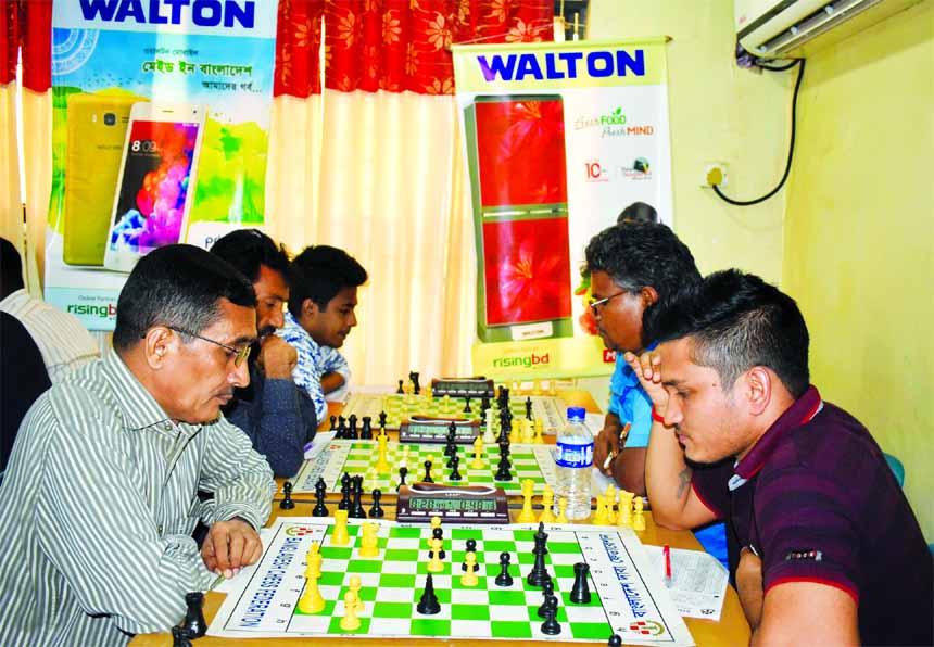 A scene from the third round matches of the Walton Metropolis FIDE Rating Chess Tournament at Bangladesh Chess Federation hall-room on Friday.