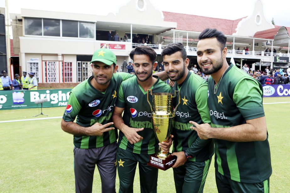 Pakistan players pose with the trophy after winning the final day of the T20 cricket match between Australia and Pakistan at the Harare Sports Club in Harare on Sunday.