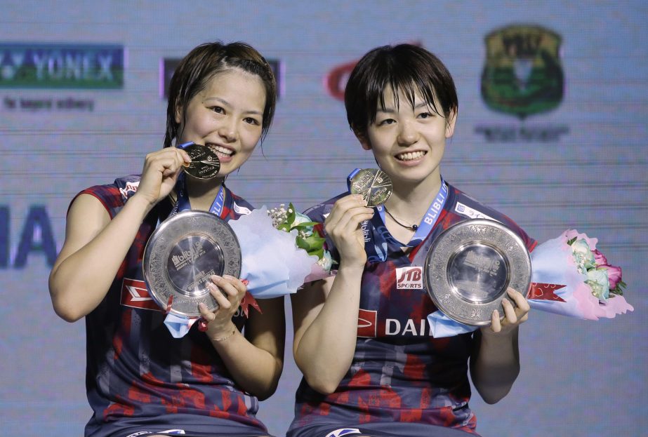 Japan's Yuki Fukushima (left) and Sayaka Hirota pose with their gold medals after winning against Japan's Mayu Matsumoto and Wakana Nagahara during the women doubles final match at the Indonesia Open championship in Jakarta, Indonesia on Sunday.