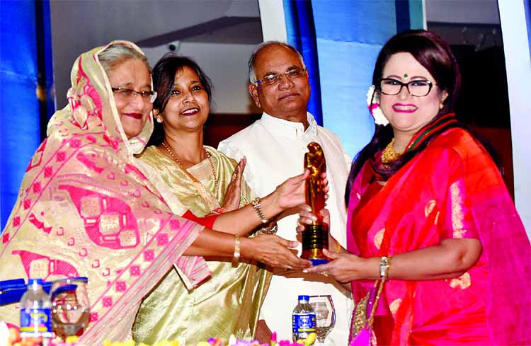 Farida Akhter Babita receiving National Film Award-2016 from Prime Minister Sheikh Hasina at a function held at Bangabanhu International Conference Centre on Sunday.