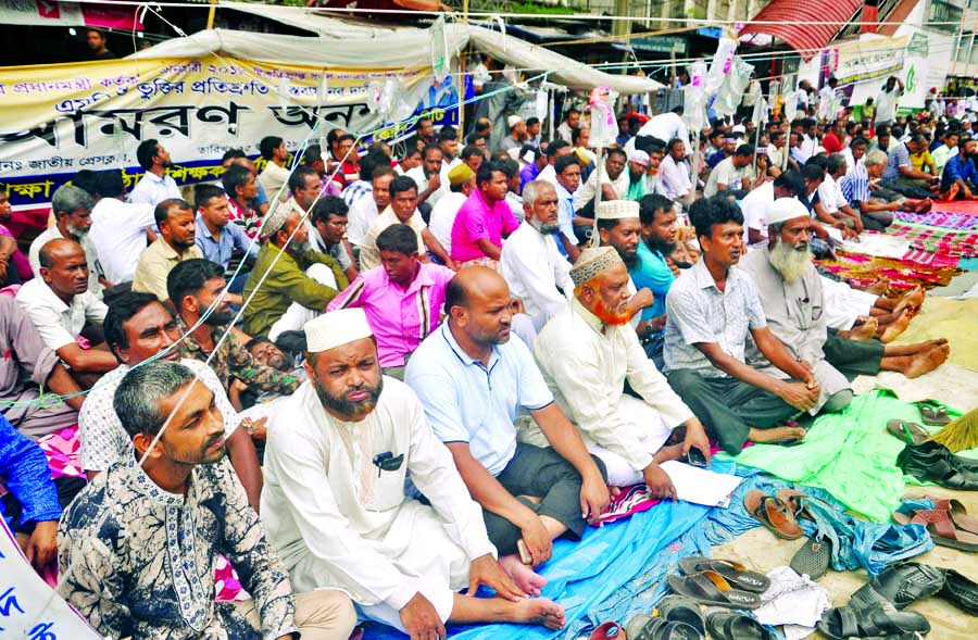 Shikshak-Karmachari Federation of Non-MPO Institutions observing fast unto death programme in front of the Jatiya Press Club on Monday for the fifteenth consecutive day with a call to enlist recognised non-MPO institutions under MPO.