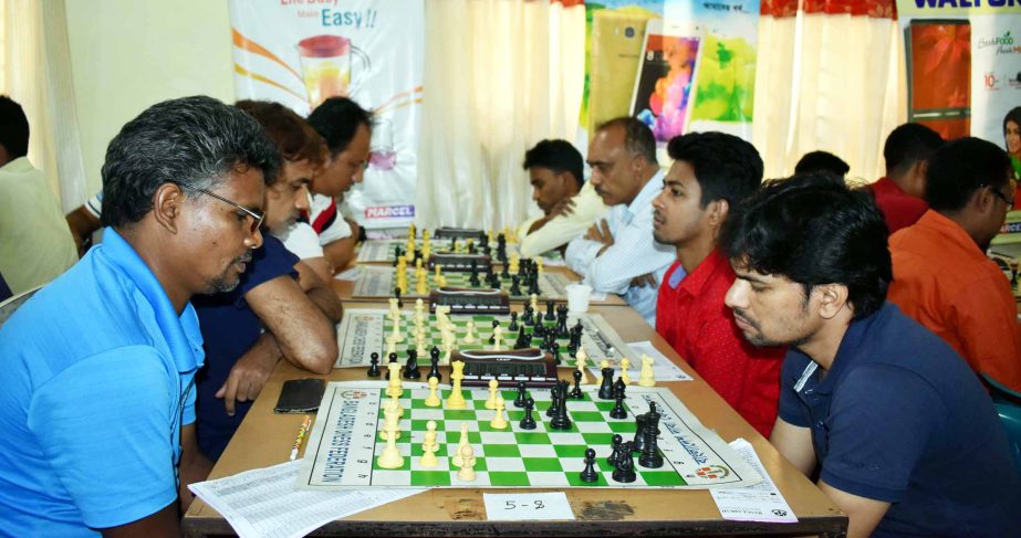 A scene from the sixth round matches of the Walton Metropolis FIDE Rating Chess Tournament at Bangladesh Chess Federation hall-room on Monday.