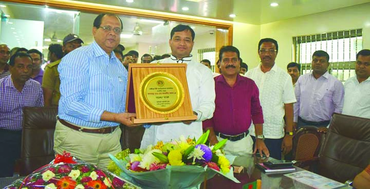 GAZIPUR: K M Rahatul Islam, Joint Secretary and Chief Executive Office, GCC giving crest to newly- elected Mayor of GCC Md Jahangir Alam at a view exchange meeting with engineers of five zones of the city at his residence on Monday.