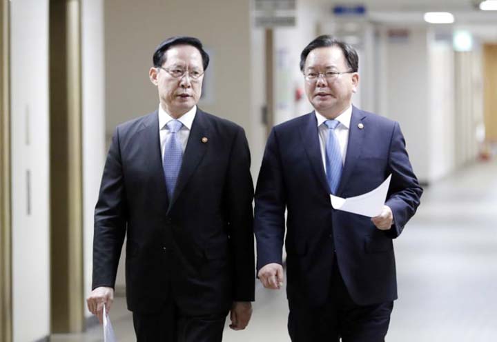 South Korea's Defense Minister Song Young-moo, left, and Interior and Safety Minister Kim Boo Kyum, right, arrive for a briefing at the government complex in Seoul, South Korea on Tuesday.
