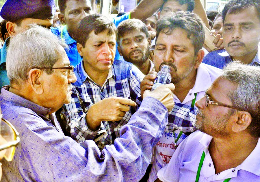 Non-MPO teachers and employees broke their month-long hunger strike taking water offered by National Professor Prof Anisuzzaman in front of the Jatiya Press Club on Wednesday.