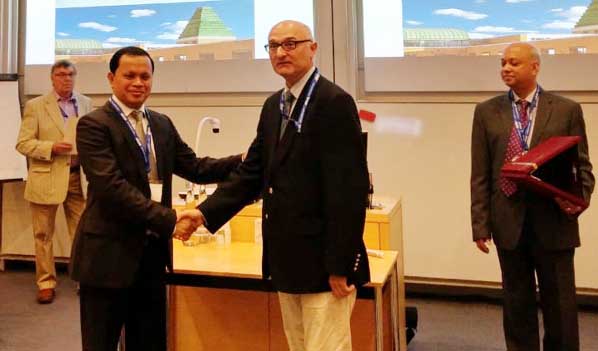 Dr Mark T Jones, Director-Centre for Innovative Leadership Navigation, London, UK and Editor-in-Chief, International Journal of Higher Education Management (UK) hands over fellowship to Dr. Md. Sabur Khan at the 8th International Conference on Restructuri