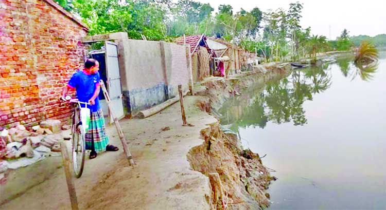 About four hundred families of two villages in Kapilmoni Union under Paikgachaha upazila of Khulna district rendered homeless due to erosion of Kobadak River. This picture was taken on Thursday.
