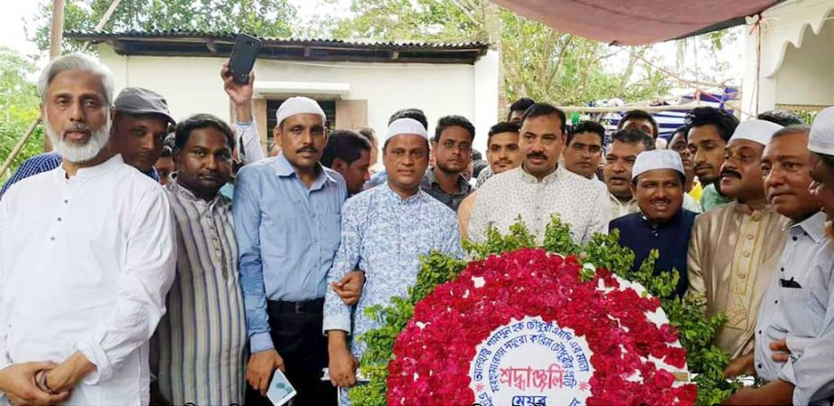 CCC Mayor A J M Nasir Uddin placing wreaths at the grave of Begum Safura Karim Chowdhury, mother of Shamsul Huq Chowdhury MP on Wednesday.