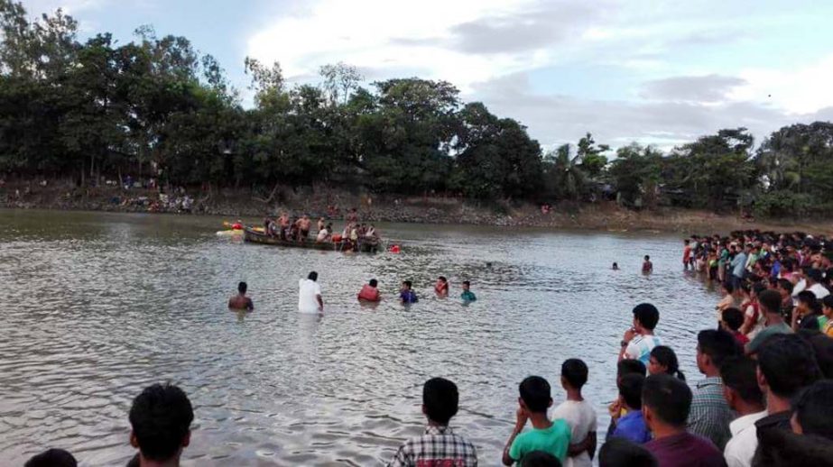 Locals and members of Chokoria Fire Service are searching five missing schoolboys in Matamuhuri River on Saturday.