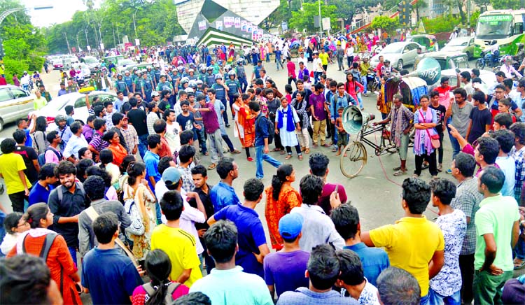 A procession was brought out by Progatishil Chhatra Jote towards Prime Minister's Office on Sunday to submit a memorandum demanding gazette notification on quota after reasonable reformation was intercepted by police on Sunday.