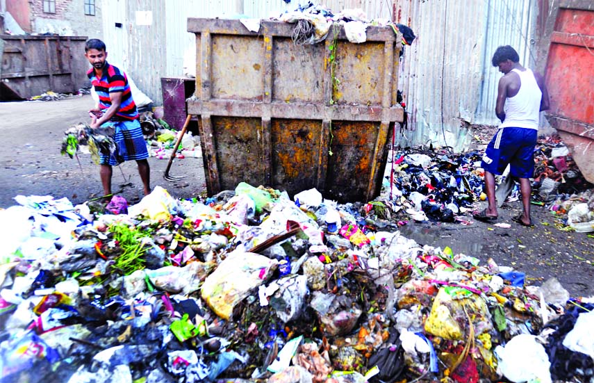 Scavengers are cleansing at a dustbin on the Aga Sadeq Road at Bangshal in the city without taking any healthcare protection.