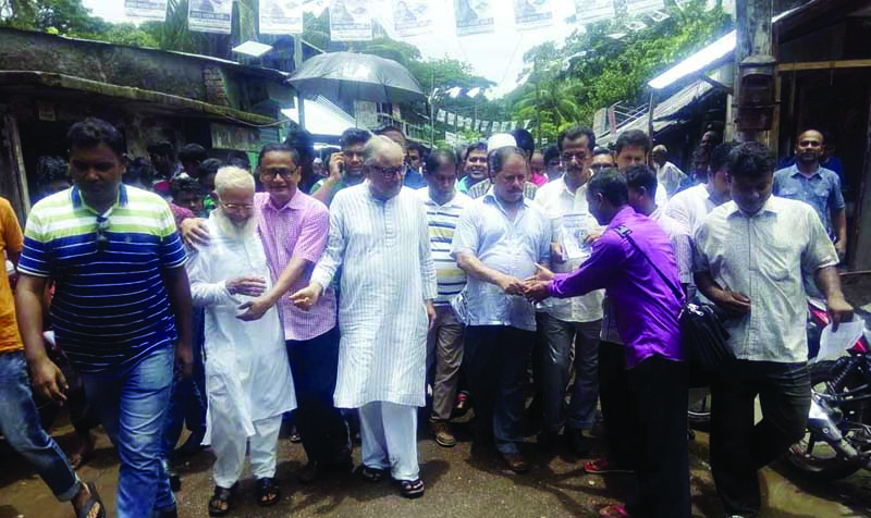 BARISHAL : BNP nominated mayor candidate Mojibor Rahman Sarwar along with central leader Nazrul Islam Khan busy in election campaign on Monday.