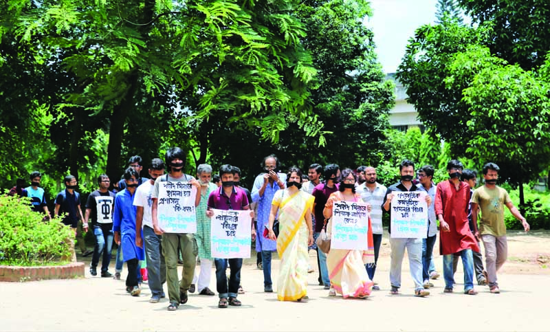 JAHANGIRNAGAR UNIVERSITY (JU): Teachers and students of JU brought out a procession on the campus demanding quick punishment of the Bangladesh Chhatra League (BCL) men who involved in attacking teachers and students in DU recently.