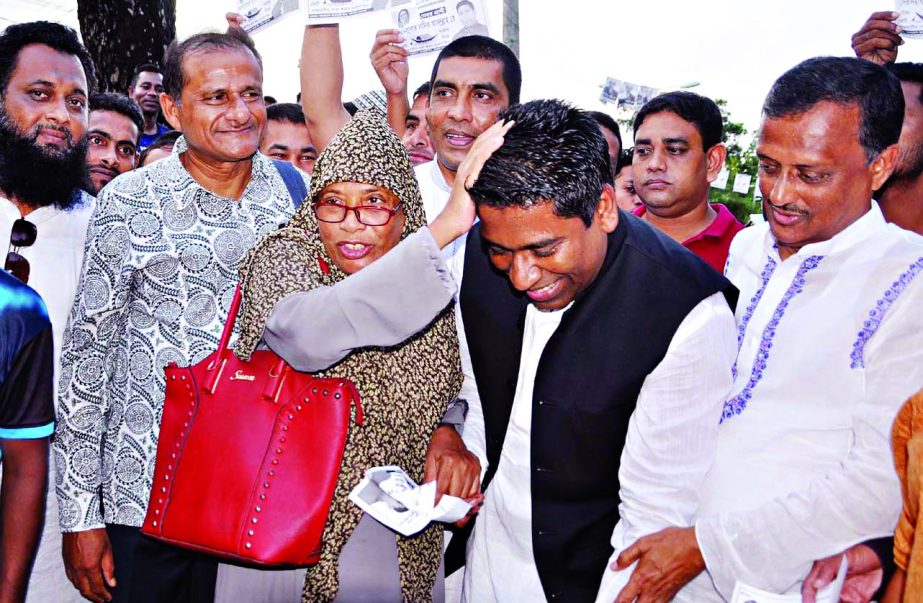 BARISHAL: An elderly female voter greeting Sarniyabad Sadik Ullah, Mayor candidate of Barishal City Corporation election from Awami League during a election campaign on Tuesday.