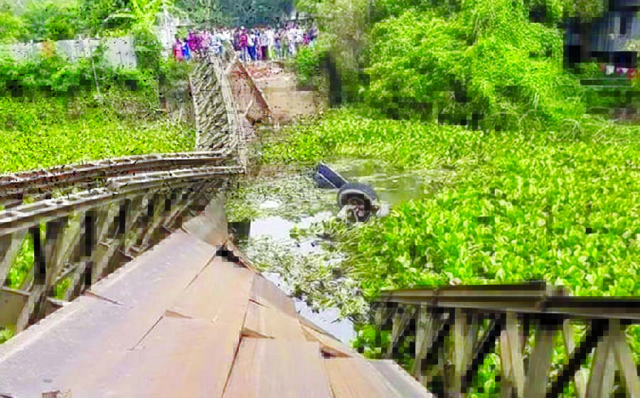 Traffic movement on Baligaon-Louhajang-Mawa-Dhaka road was disrupted following the collapse of bailey bridge at South Haldia area with a heavy cement laden lorry on Thursday.