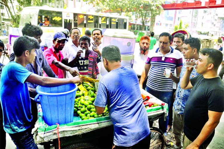 As the country is experiencing scorching heatwave, the people are seen drinking contaminated and harmful drinks selling by vendors in the city streets. This picture was taken from city's Topkhana Road on Friday.