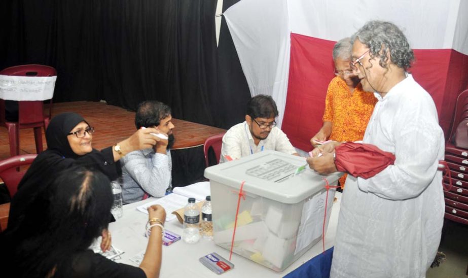 Voters casting votes of Executive Committee of Chattogram Shilpokala Academy election was held yesterday.