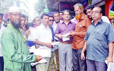 BARISHAL: BNP leader Engineer Subhan distributing leaflet in favour of his party nominated mayor candidate Md Sarwar at Barishal city on Saturday.
