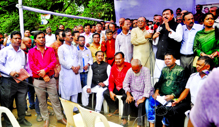 Shipping Minister Shajahan Khan MP launched a mass signature campaign on Jatiya Press Club premises to press home six-point demand, including termination of Jamaat and Shibir men from public jobs jointly organised by Shramik Karmachari Peshajibi Muktij
