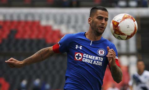 Cruz Azul's Edgar Mendez eyes the ball during a national league soccer match against Puebla at the Azteca Stadium in Mexico City on Saturday.