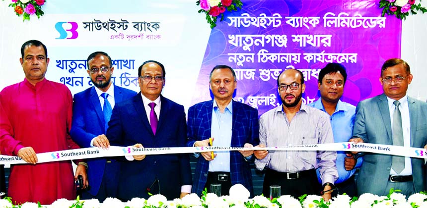 Mahbubul Alam, President of the Chittagong Chamber of Commerce & Industry, inaugurating the shifted branch of Southeast Bank Limited at Joynob Tower in Khatunganj in Chattogram on Monday as chief guest. M Kamal Hossain, Managing Director, Anwar Uddin, DMD