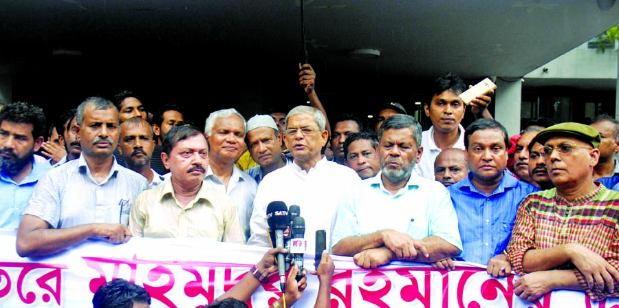 BNP Secretary General Mirza Fakhrul Islam Alamgir speaking at a rally in front of the Jatiya Press Club on Monday protesting attack on Amar Desh acting Editor Mahmudur Rahman on the court premises in Kushtia allegedly by some Chhatra League and Juba Leagu