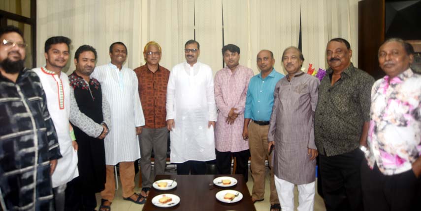 Leaders of Bangladesh Federal Union of Journalists pose for a photo session with CCC Mayor A J M Nasir Uddin after a meeting on Monday.