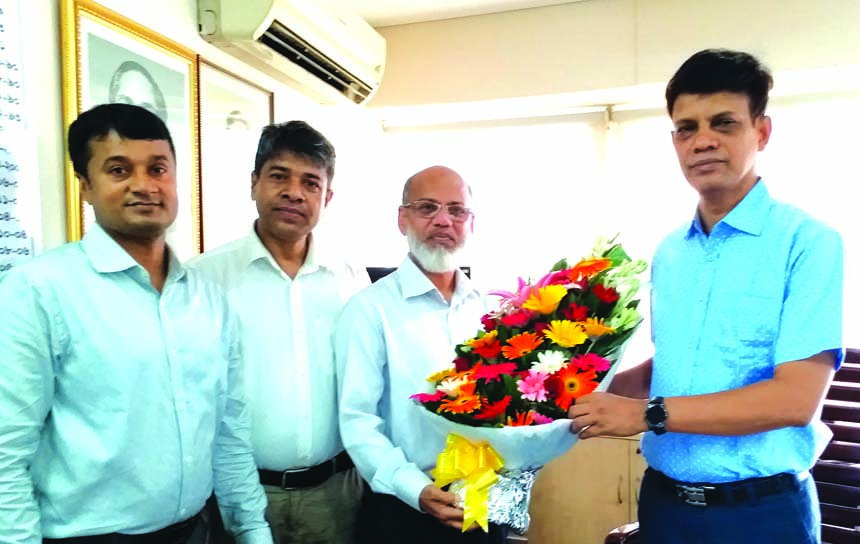 Md. Zakir Hossain, Registrar, Joint Stock Companies and Firms, handing over a bouquet of flowers to Salim Ahmed FCS, Council Member, Institute of Chartered Secretaries of Bangladesh (ICSB) on Sunday at TCB Bhaban in city. The delegation also includes Kazi