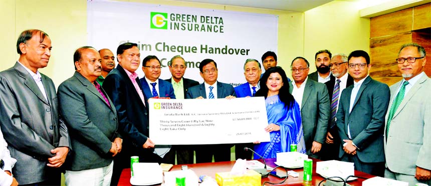 Farzana Chowdhury, Managing Director of Green Delta Insurance, handing over the claim cheque of Tk38cr to ABM Shamsul Hasan, General Manager (Business) of Jamuna Group at the head office of Insurance Development & Regulatory Authority. Shafiqur Rahman Pat