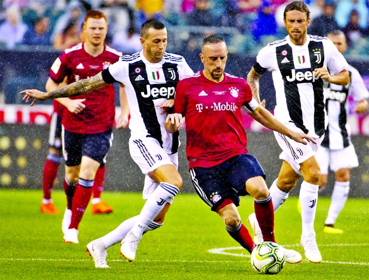FC Bayern's Franck Ribery (right front) works against Juventus' Federico Bernardeschi, front left, for the ball during the first half of an International Champions Cup tournament soccer match on Wednesday in Philadelphia. Juventus won 2-0.