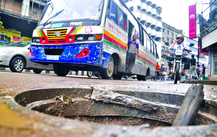 A big manhole on key road in Motijheel lying uncovered for several days, posing a threat to movement of vehicles and commuters. But the authorities concerned did not pay any heed to the matter. This photo was taken on Thursday.