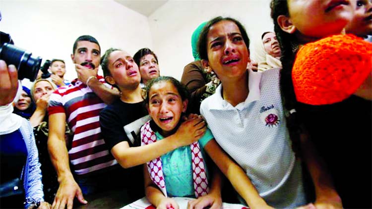Relatives of Arkan Mizhar, who was killed by Israeli soldiers during a raid, mourn during his funeral.