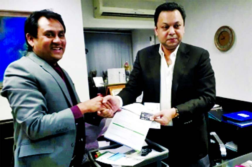 Gulshan Club President and Amber Group Chairman Showkat Aziz Russell receiving the Premier Bank's Platinum Duel Card from Md. Kamrul Huda Chowdhury Zaman, SAVP of the bank at its head office in the city recently.