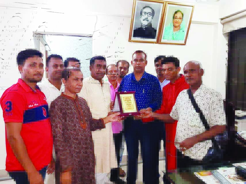 Md Dadon Fakir, PPM, newly-transferred Officer-In-Charge (OC) from Pallabi to Mirpur Model Police Station was presented a crest by the local elite yesterday for his outstanding contributions in maintaining law and order situation in Pallabi thana area