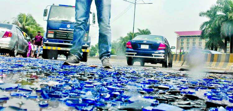 Angered by the tragic accident, students of college vandalized several vehicles, centering the incident vehicles facing difficulties to ply on broken glasses, lying on the street near Khilkhet and Banani areas. This photo was taken from in front of Radiss