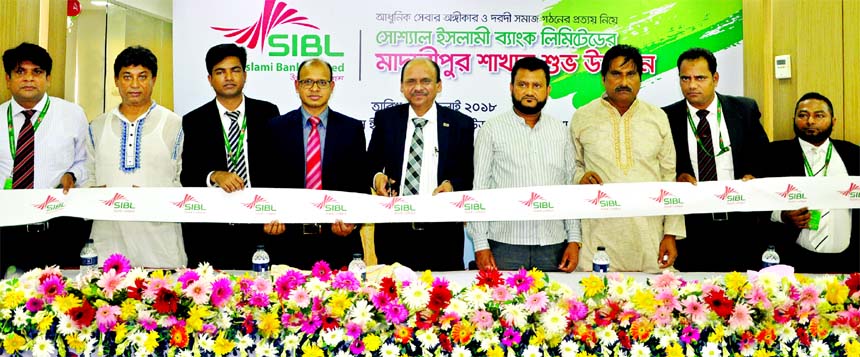 Quazi Osman Ali, Managing Director of Social Islami Bank Limited, inaugurating its 148th branch at Madaripur on Monday. Babul Chandra Das, President of Madaripur Chamber of Commerce and Industry, Md. Abdul Mottaleb, SVP, and other Senior Executives of the