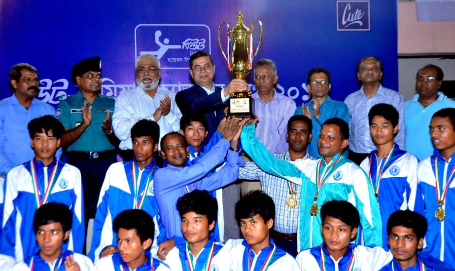 Members of Quantum Foundation, the champions of the Cute Premier Handball League with the chief guest President of Bangladesh Olympic Association and former chief of Bangladesh Army General (Retd) Abu Belal Muhammad Shafiul Huq and other guest and officia