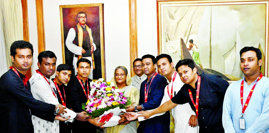 Prime Minister Sheilh Hasina being greeted with bouquet by the newly elected Presidents and General Secretaries of Bangladesh Chhatra League (BCL) Central Committee, BCL (DU) and Dhaka Mahanagar BCL (North and South) at Ganabhaban on Wednesday. BSS photo