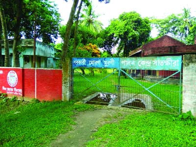 SATKHIRA: The functioning of Govt Poultry Farm at Satkhira did not start after 6 years of its formal opening. This picture was taken yesterday.