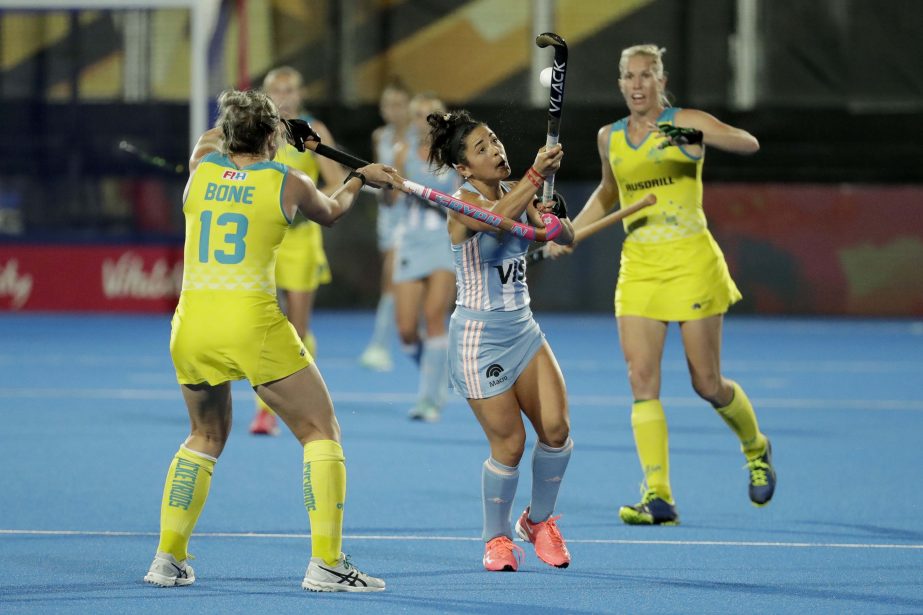 Argentina's Maria Granatto (center) competes for the ball with Australia's Edwina Bone (left) during the Women's Hockey World Cup quarterfinal match between Argentina and Australia at the Lee Valley Hockey and Tennis Centre in London on Wednesday.