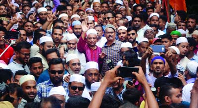 SYLHET: BNP Sylhet city mayoral candidate Ariful Haque Chowdhury offering munajat at the mazar of Hazrat Shahjalal (RA) on Thursday.