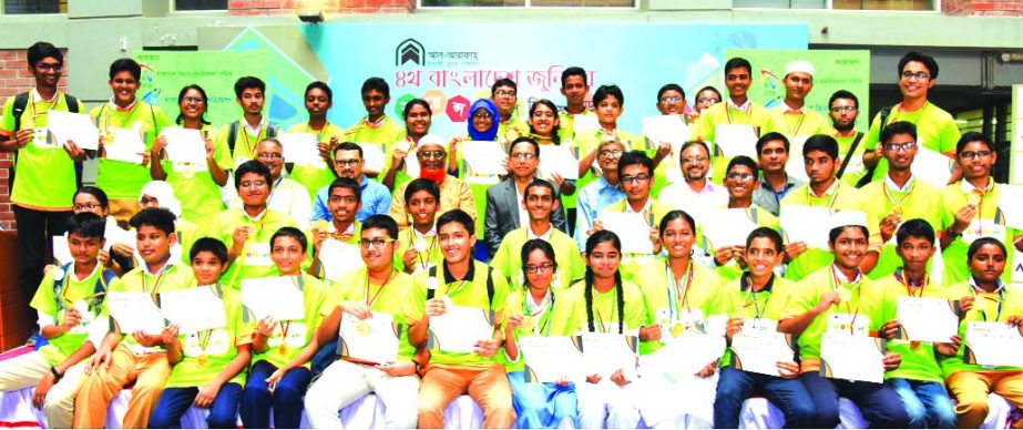 Kazi Towhidul Alam, Managing Director (CC) of Al-Arafah Islami Bank Limited, poses with the participants of the national round of 'Al-Arafah Islami Bank 4th Junior Science Olympiad' at University of Asia Pacific Auditorium in the city on Friday as chief