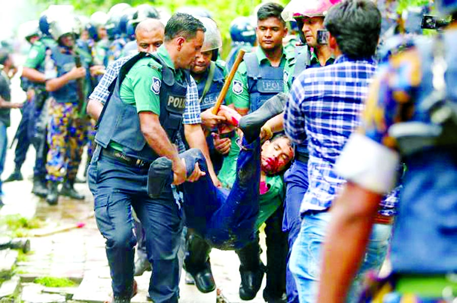 A police officer was injured during the clashes between protesting students and outside attackers at Basundhara residential area near NSU on Monday. Collected photo