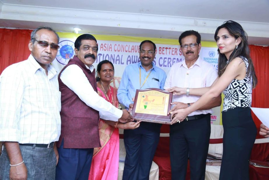 Sports organizer Lion Shafiqul Azam Bhutan receiving Lifetime Achievement Award from Gopal Kiran Samaj Sevi Sangstha at Gwalior Madhya Pradesh in India recently. He was awarded for social activities for the betterment of poor people.