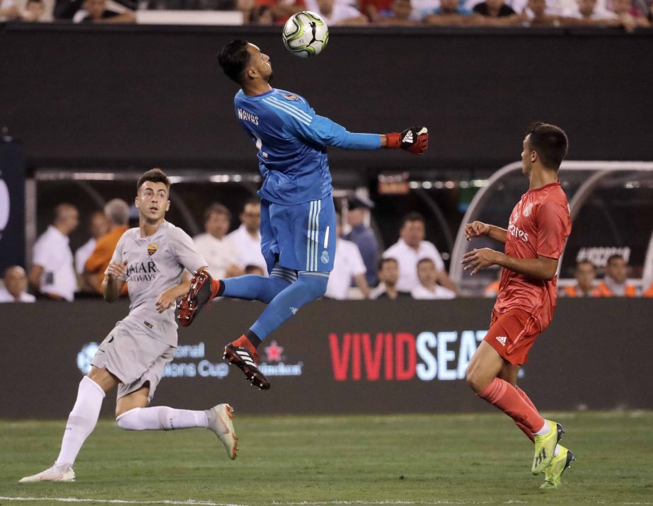 Real Madrid goalkeeper Keylor Navas (1) comes out of his box to chest the ball as Roma forward Stephan El Shaarawy (left) stacks during the first half of an International Champions Cup tournament soccer match in East Rutherford on Tuesday.