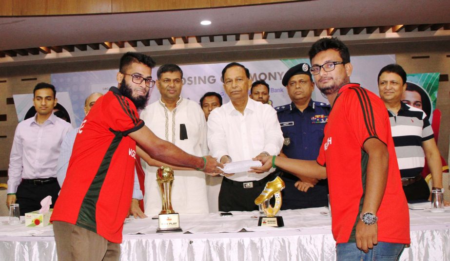 Secretary of Youth and Sports Affairs of Bangladesh Awami League Harun-ur-Rashid handing over a cash of Taka two lakh to the members of Fareast University Football team, the champions of the Shahjalal Islami Bank Faraaz Gold Cup Inter-University Football