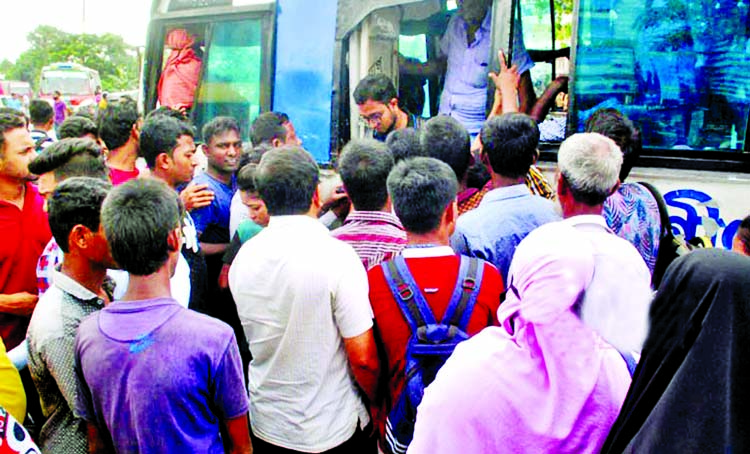 Office-goers in city experienced severe difficulties as number of Public buses on roads was very poor following crackdown on unfit vehicles during Traffic Week and recent students demonstrations for safe roads. This photo was taken from in front of Demra