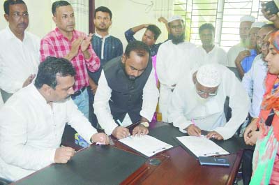 ARAIHAZAR (Narayanganj): Sundar Ali, newly-elected Mayor, Araihazar Pourashava taking over charges from former mayor Habibur Rahman at a function at his office recently. Among others, Nazrul Isalm Babu MP was present as Chief Guest.